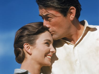 Gregory Peck besa en la frente a Jean Simmons