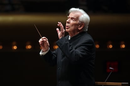 Christoph von Dohnányi junto a la Orquesta Filarmónica de Nueva York interpreta 'Un réquiem alemán' de Brahms en el David Geffen Hall, en 2016.