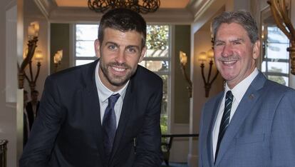 Gerard Piqué y el presidente de la ITF, David Haggerty, durante la asamblea en Orlando.