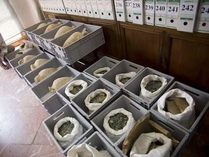 Some of the amphorae and coins found in Tomares (Seville).