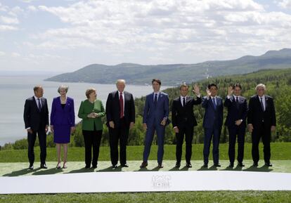 De izquierda a derecha, el presidente del Consejo Europeo, Donald Tusk; la primera ministra del Reino Unido, Theresa May; la canciller de Alemania, Angela Merkel; el presidente de los Estados Unidos, Donald Trump; el primer ministro de Canadá, Justin Trudeau; el presidente de Francia, Emmanuel Macron; el primer ministro de Japón, Shinzo Abe; el primer ministro de Italia, Giuseppe Conte, y el presidente de la Comisión Europea, Jean-Calude Juncker posan para la foto de familia, el 8 de junio de 2018.
