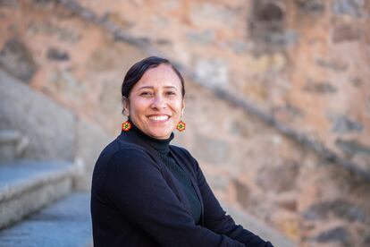 Luz Estella Romero Villalba, galardona por el Premio Nacional de Derechos Humanos de Colombia, que otorga la Iglesia sueca, posa en centro histórico de la ciudad española de Cáceres.