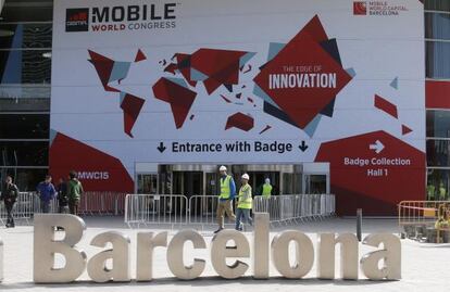 Trabajadores ultiman los preparativos del Mobile World Congress en Barcelona