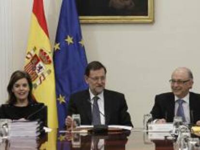 El jefe del Gobierno, Mariano Rajoy (c), el ministro de Hacienda y Administraciones Públicas, Cristóbal Montoro (d), y la vicepresidenta del Ejecutivo, Soraya Sáenz de Santamaría (i), durante la reunión de la Comisión para la Reforma de las Administraciones Públicas, que se ha celebrado hoy en el Palacio de la Moncloa de Madrid.