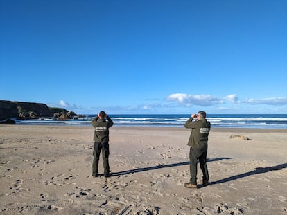 Agentes del Medio Natural de Asturias vigilan las costas ante la aparición de microplásticos.