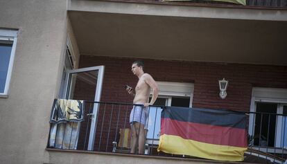 Un turista, en un piso turístico de la Barceloneta.