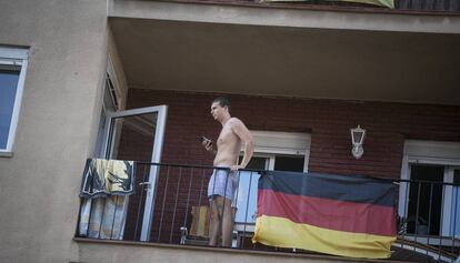 Un turista, en un pis turístic de la Barceloneta.