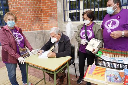 López-Rey firma ejemplares de sus memorias en Orcasitas.