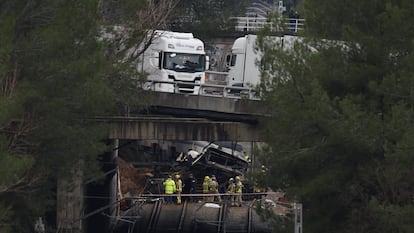 El muro de la autopista AP-7 cedió sobre la vía y la cabina del maquinista al paso del tren de Gelida