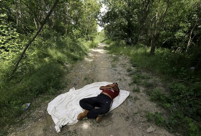 Un inmigrante afgano descansa en medio de un camino rural, antes de intentar cruzar a Macedonia desde el pueblo griego de Idomeni.