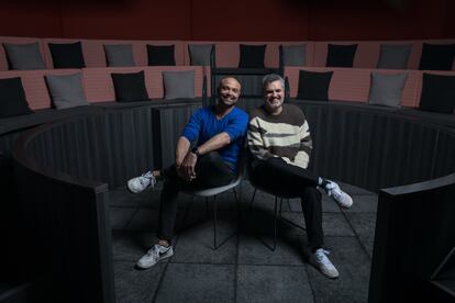 Los guionistas Jaime Vaca y Carlos Montero posan en las oficinas de Netflix en Madrid.