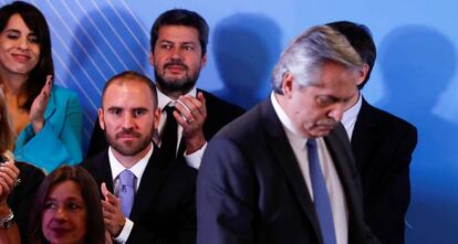 El ministro de Economía de Argentina, Martín Guzmán (de corbata celeste) mira al presidente, Alberto Fernández (el único de pie).