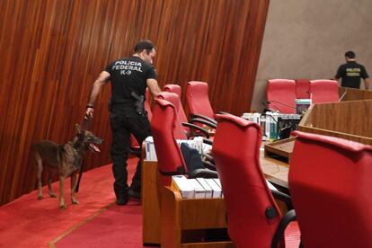 Polícia Federal finaliza vistoria no plenário do Tribunal Superior Eleitoral antes do começo do julgamento da chapa Dilma-Temer