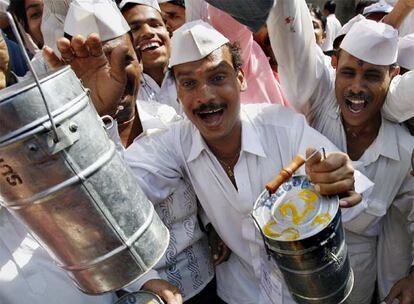 Un grupo de <i>dabbawalas</i> de Bombay con contenedores llenos de comida, en febrero de 2008.<i>