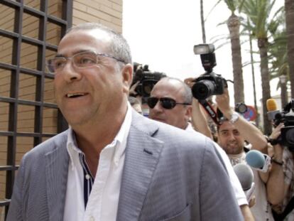 Enrique Ortiz, a la entrada del juzgado para declarar sobre el 'caso Brugal' en agosto de 2010.