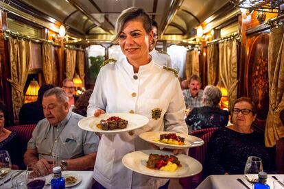 Servicio de restaurante en el lujoso tren Al-Ándalus. 