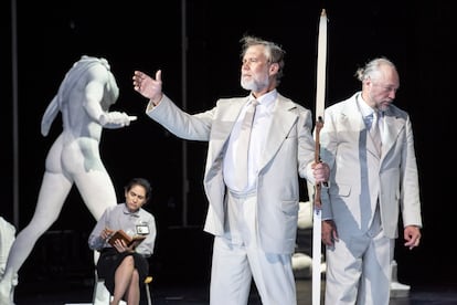 Brandon Jovanovich (Ulysses) mit seinem Double. Im Hintergrund seine Amme Eurycleia (Rinat Shaham).