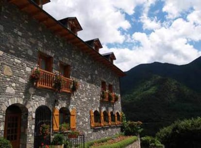 El caserón de piedra del hotel Abetos, en Torla, junto a la reserva de Ordesa.