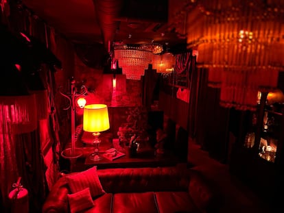 Salón de terciopelo rojo dentro del bar Satán, en el centro de Madrid, en una imagen cedida.