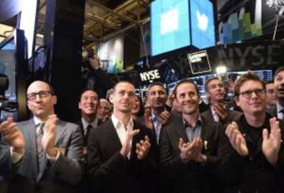 El consejero delegado de Twitter, Dick Costolo (i), el presidente y cofundador de la red social, Jack Dorsey (3i), el responsable de finanzas de la misma, Mike Gupta (4i), y el cofundador de Twitter Christopher Isaac "Biz" Stone (d), aplauden durante la salida a bolsa de las primeras acciones de Twitter, en el parqué de Wall Street, Nueva York (Estados Unidos).