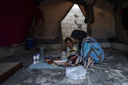 Una familia prepara el al-Iftar en un campo de desplazados forzados en Khirbet al-Joz (Siria), el 31 de mayo de 2018.