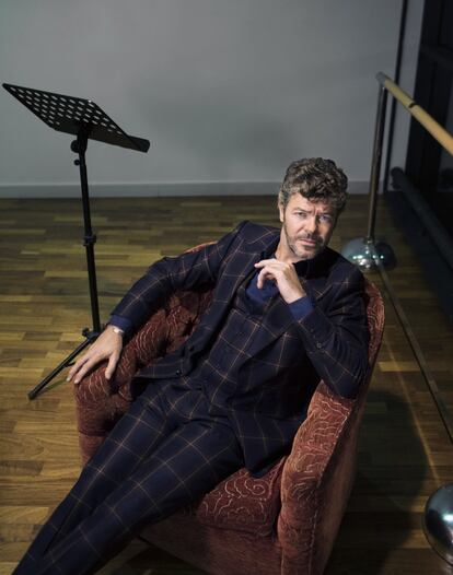 <b>Pablo Heras-Casado </b>
<p>Director de orquesta aclamado mundialmente, el músico granadino graba una media de cuatro álbumes al año en un momento poco favorable para la industria discográfica. Su carrera se ha catapultado en la última década. En 2011 debutó con la Filarmónica de Berlín; en 2016, al frente de la Filarmónica de Viena, y ese mismo año celebró dirigiendo en el Carnegie Hall los 125 años de la prestigiosa sala. Ha recorrido el mundo de orquesta en orquesta y resalta la calidad de los intérpretes españoles, presentes en las mejores agrupaciones. </p>
_
<b><p>“Yo tengo la suerte de grabar mucho, pero ya no es casi un negocio”</b></p>