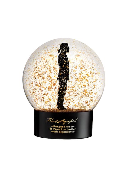 Esta Navidad Lagerfeld ha cedido su rostro y su imagen a Sephora. Con esta macroperfumería ha presentado objetos tan maravillosos como esta bola de nieve (de purpurina dorada) con su silueta tan representativa en medio. Es una edición limitada para coleccionistas y cuesta 25 euros.