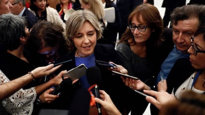 La diputada del PP Isabel García Tejerina atendiendo a los medios el pasado 18 de octubre en los pasillos del Congreso.