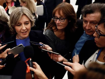 La diputada del PP Isabel García Tejerina atendiendo a los medios el pasado 18 de octubre en los pasillos del Congreso. 