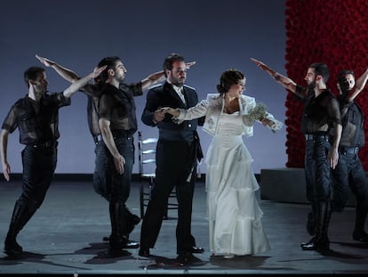 Carmen Mateo (Carmela) y bailarines haciendo el saludo nazi en un momento de la ópera 'La vida breve', estrenada el jueves en el Teatro Real.