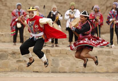 Artistas se presentan en la ceremonia de encendido de la antorcha de los Juegos Parapanamericanos Lima 2019 en el centro arqueológico de Pachacámac, al sur de Lima (Perú). La antorcha se encendió para iniciar su recorrido rumbo al Estadio Nacional, donde se inaugurará el evento deportivo el próximo viernes.