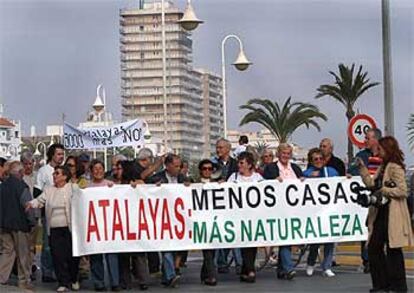 Vecinos de Peñíscola manifestándose ayer contra los proyectos en la Serra d'Irta.