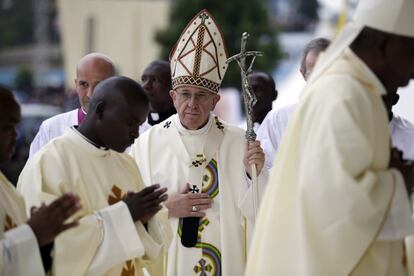 El Papa aterrizó este miércoles en Nairobi en medio de un fuerte dispositivo de seguridad, al tratarse de un país bajo la amenaza permanente del terrorismo yihadista.