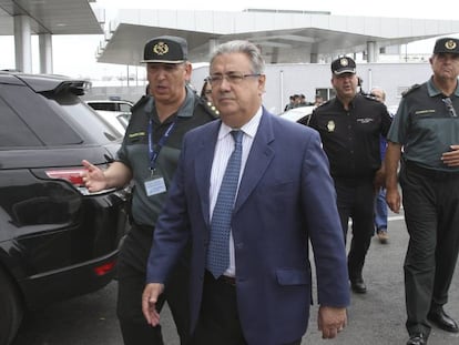 El ministro del Interior, Juan Ignacio Zoido, durante su visita, ayer al puerto de Algeciras, C&aacute;diz.