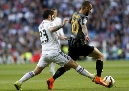 Isco y Dubarbier pelean por el balón.