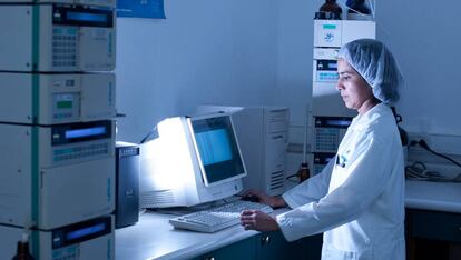Científica en un laboratorio de la ciudad de Guatemala.
