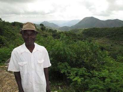 Mulero que sube a turistas hasta la fortaleza de Laferrière, construida a principios del siglo XIX por Henry Christophe en las montañas cercanas a Cabo Haitiano.