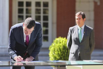 El presidente del Gobierno, Pedro Sánchez, firmando el Pacto por la Reactivación Económica y el Empleo ante el líder de CEOE, Antonio Garamendi, el pasado 3 de julio.
