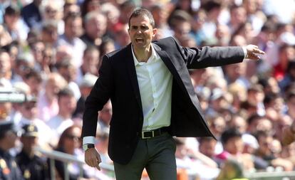 Gaizka Garitano dirigiendo un partido con el Eibar.