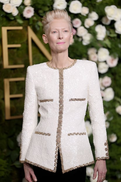 Tilda Swinton, nominada por 'La habitación de al lado', de Pedro Almodóvar, acudió con un sencillo con traje de chaqueta de tweed blanco de Chanel. 