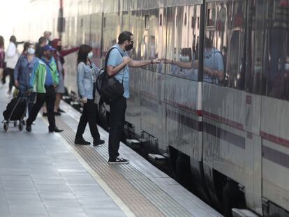 Varios pasajeros se disponen a coger un tren en Alcorcón, Madrid.