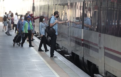 Varios pasajeros se disponen a coger un tren en Alcorcón, Madrid.