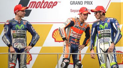 Gran Premio de Malasia de 2015. Lorenzo, enfadado, a la izquierda; Rossi, a la derecha centra todas las miradas: minutos antes, en carrera, ha echado a Márquez de la pista. A partir de aquí se desataría la polémica. 