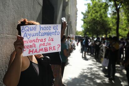 La protesta de las 'colas del hambre' en al Palacio de Cibeles para exigir al Gobierno municipal de PP y Cs un plan de emergencia social el pasado mes de julio