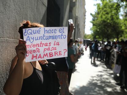 La protesta de las 'colas del hambre' en al Palacio de Cibeles para exigir al Gobierno municipal de PP y Cs un plan de emergencia social el pasado mes de julio