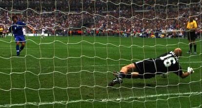 Barthez detiene un penalti a Di Biagio en la Copa del mundo 1998.