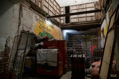 Una de las habitaciones afectadas por el incendio y con el techo derruido en el Casino Alemán.