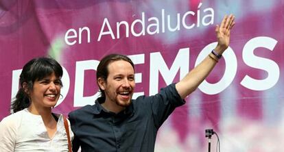 Teresa Rodríguez y Pablo Iglesias durante la campaña de las elecciones andaluzas el pasado marzo, en Málaga.