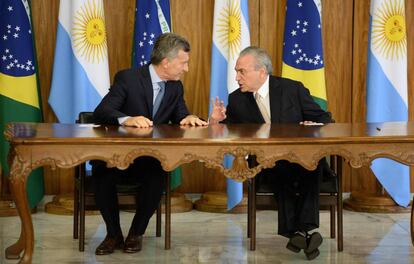 El presidente argentino, Mauricio Macri (izquierda), y el presidente brasile&ntilde;o, Michel Temer, ayer en Brasilia.