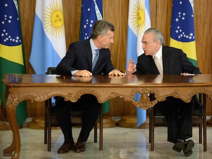 El presidente argentino, Mauricio Macri (izquierda), y el presidente brasile&ntilde;o, Michel Temer, ayer en Brasilia.